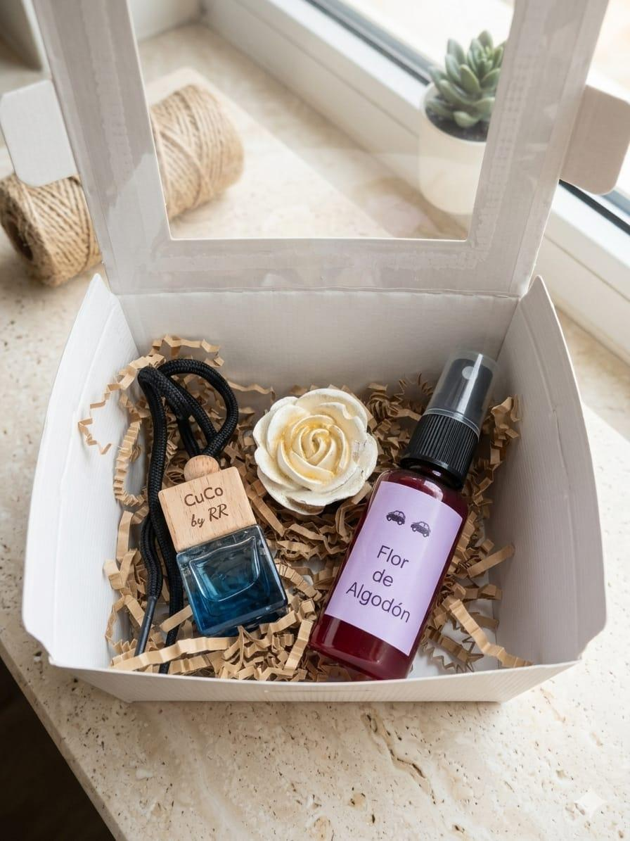 Caja regalo abierta con ambientador azul, rosa de cera y spray