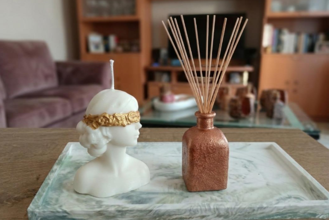 Vela escultura busto y mikado en bandeja de mármol