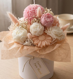 Ramo de flores de cera en caja rosa