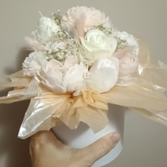 Ramo de flores blancas envuelto a mano