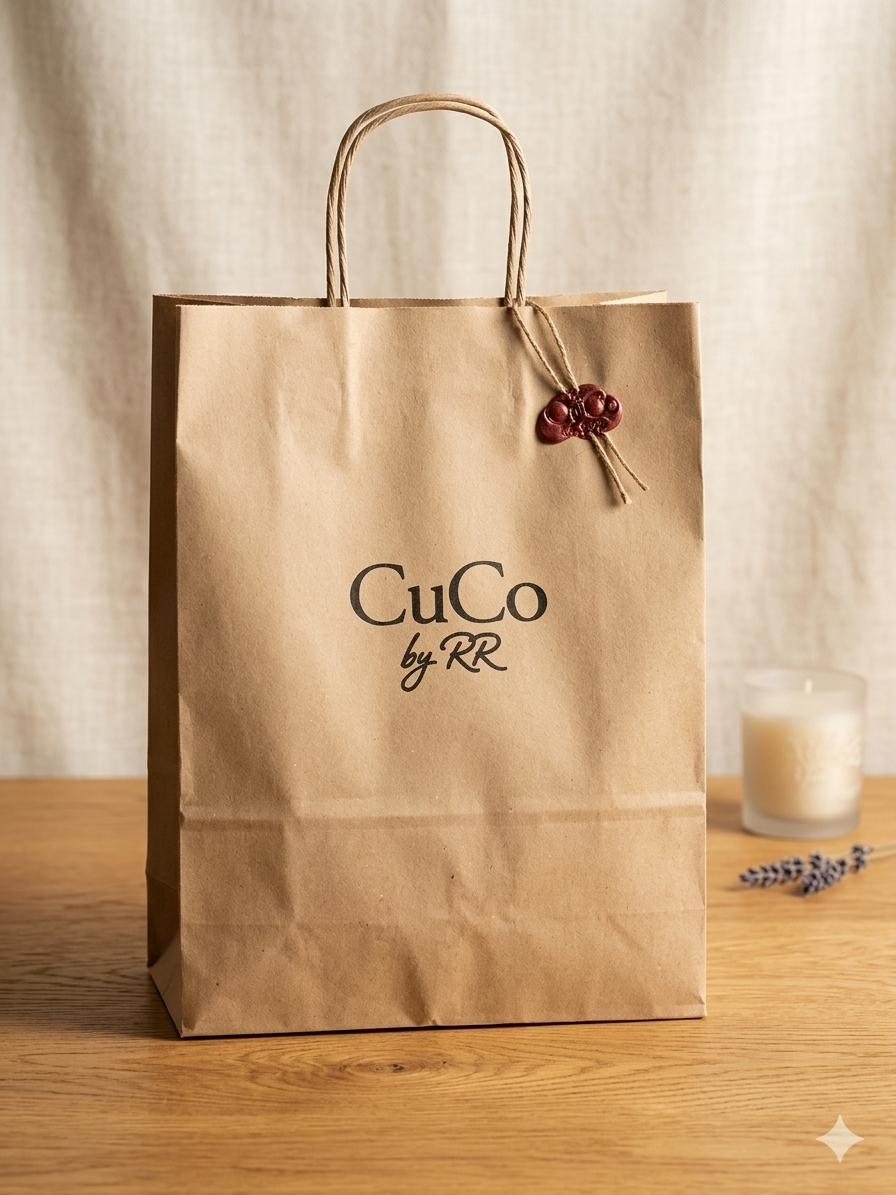 Bolsa de papel kraft CuCo by RR sellada con lacre rojo y vela junto a lavanda