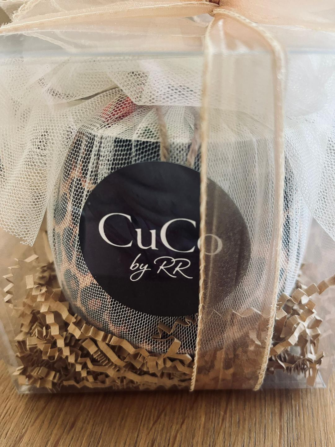 Caja regalo CuCo by RR envuelta en tul con sello negro y lazo