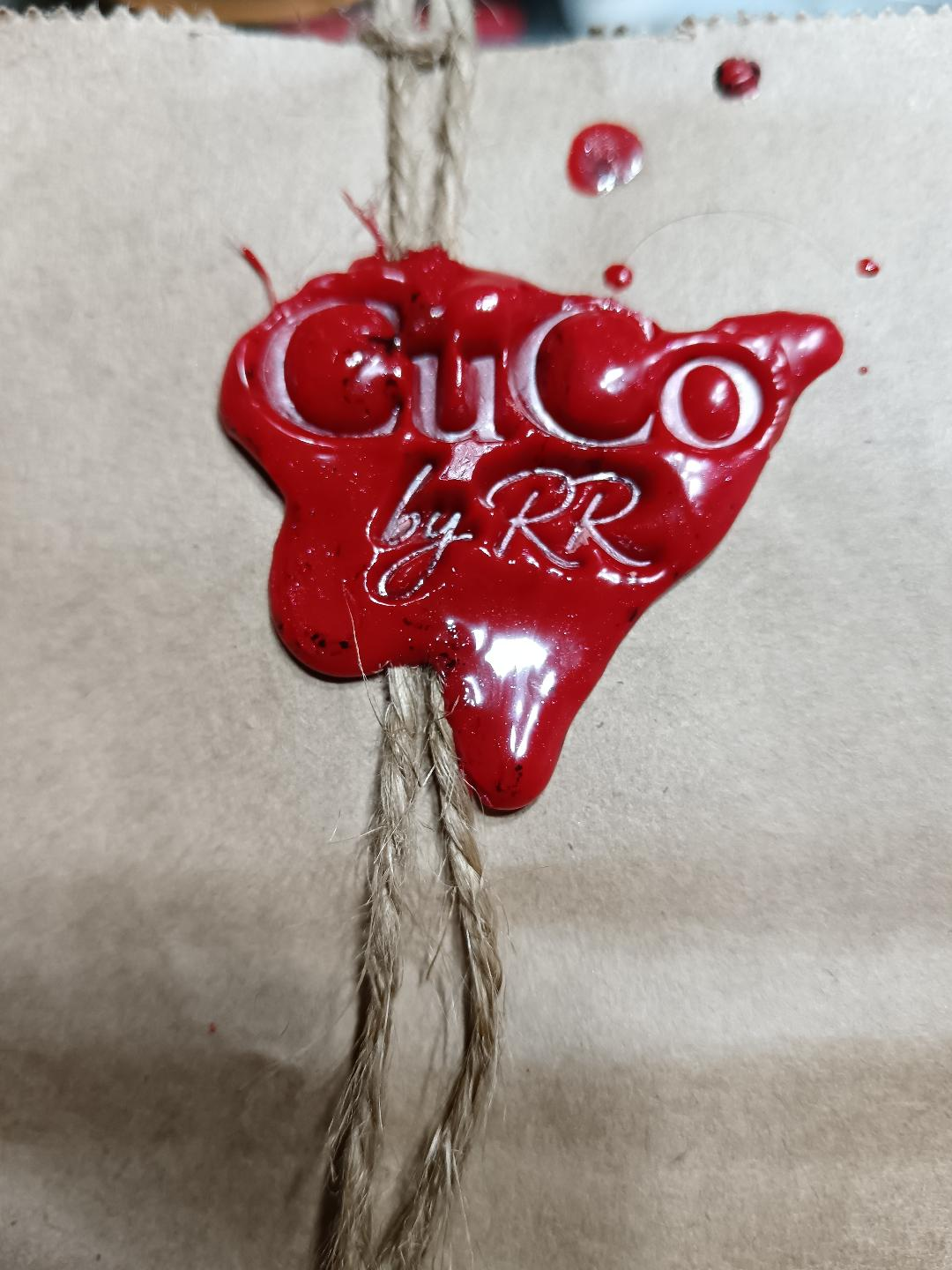 Sello de lacre rojo CuCo by RR sobre bolsa de papel kraft con cuerda natural