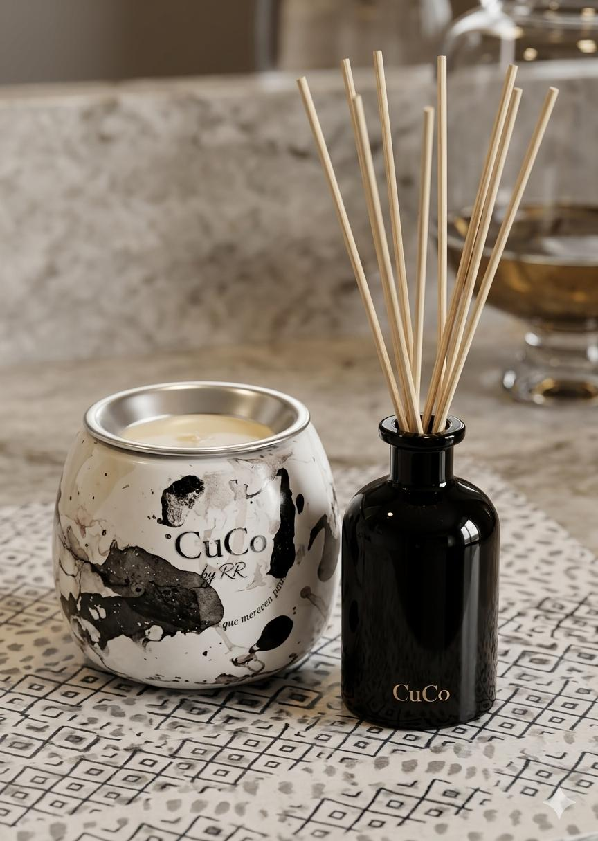 Vela marmoleada CuCo by RR junto a difusor negro con mikados sobre mantel estampado